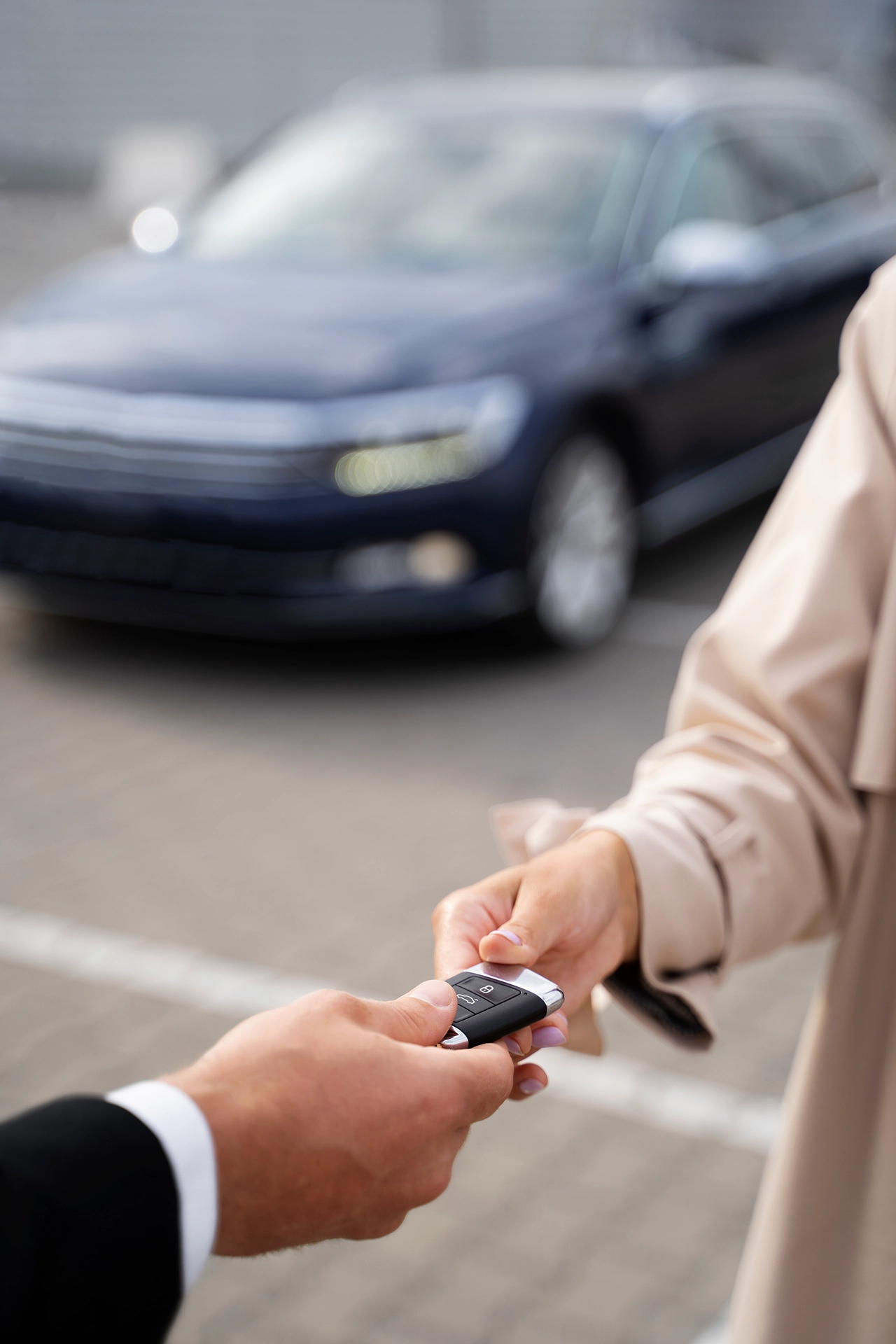 Client primind cheile unei mașini noi prin programul BuyBack Motor Office.